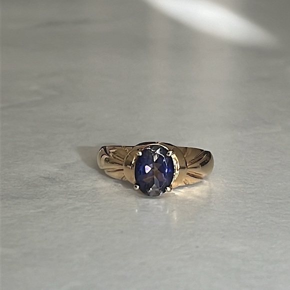 10k Yellow Gold Estate Deep Violet Oval Solitaire Amethyst Textured Band Ring - Picture 2 of 15